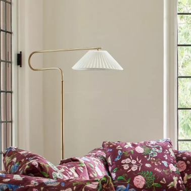 Золотой торшер с белым абажуром Harriet от Louvre home - 